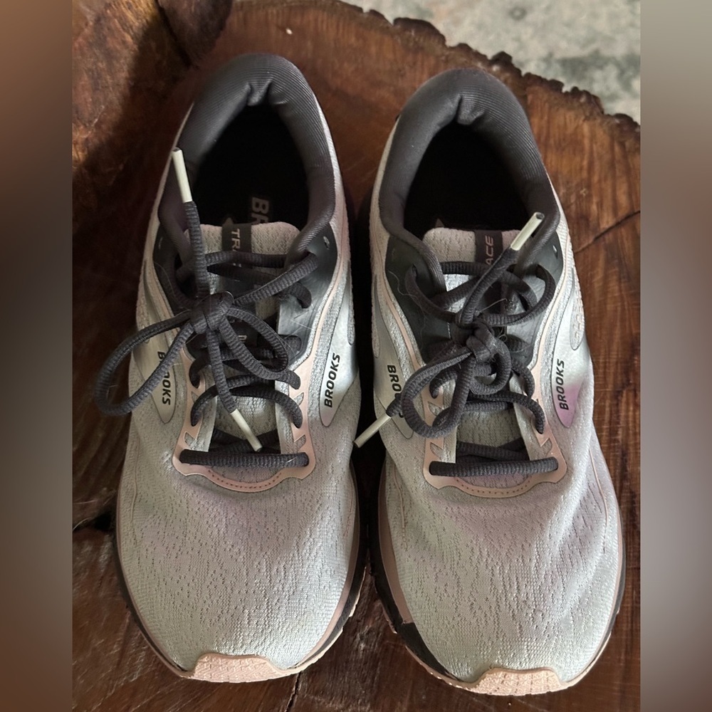 Brooks Women's Gray and Pink Trace running